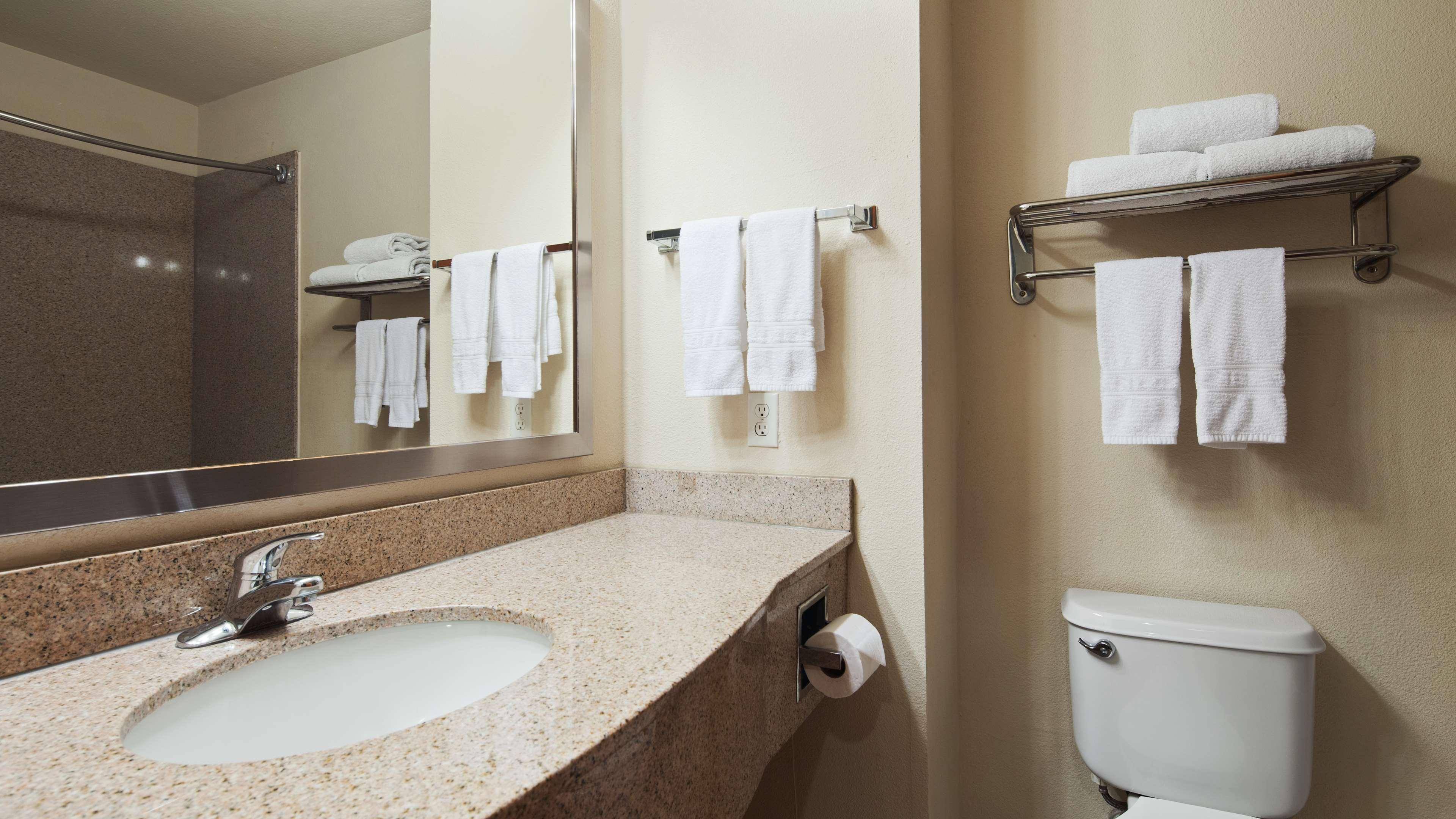 Best Western Inn & Suites Кливленд Экстерьер фото