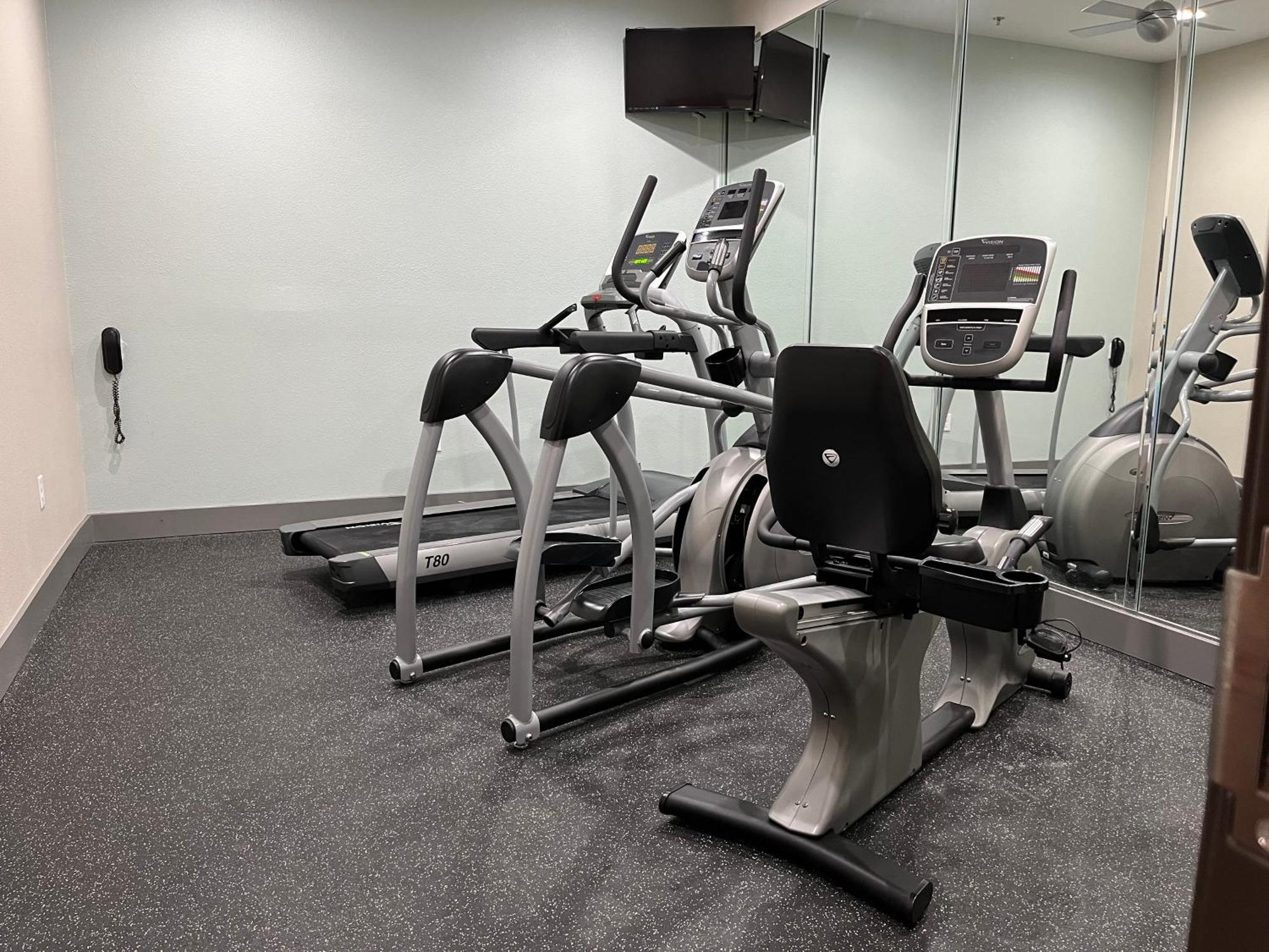 Best Western Inn & Suites Кливленд Экстерьер фото